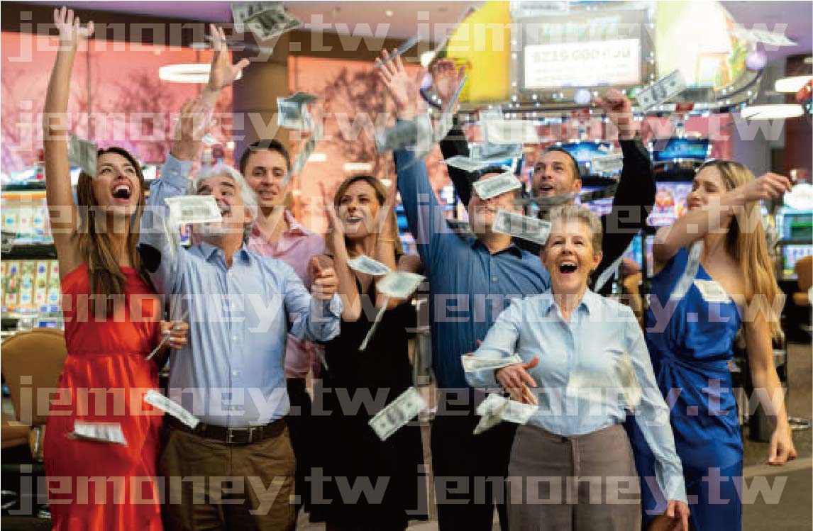 「一群男女在娛樂場所開心慶祝中獎，現金鈔票在空中飛舞，背景為繽紛的老虎機與燈光。」
